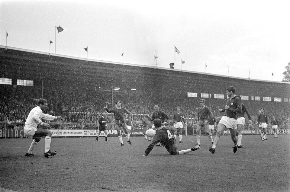 Vasovic (nr. 4) scoort 2-1 voor Ajax, Bestanddeelnr 921-7024