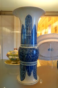 Vase, c. 1822-1850, faience - Fábrica de Miragaia - Museu Nacional de Soares dos Reis - Porto, Portugal - DSC00437