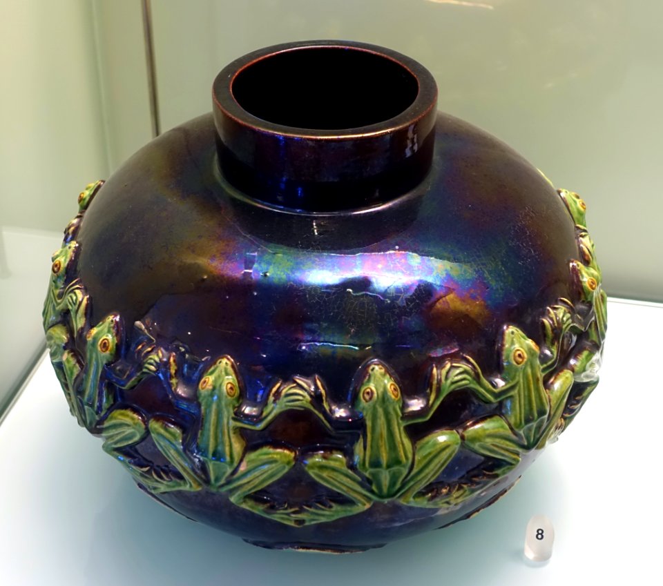 Vase, Fabrica de Faiancas de Caldas da Rainha, probably 1905, faience - Museu Nacional de Soares dos Reis - Porto, Portugal - DSC00363