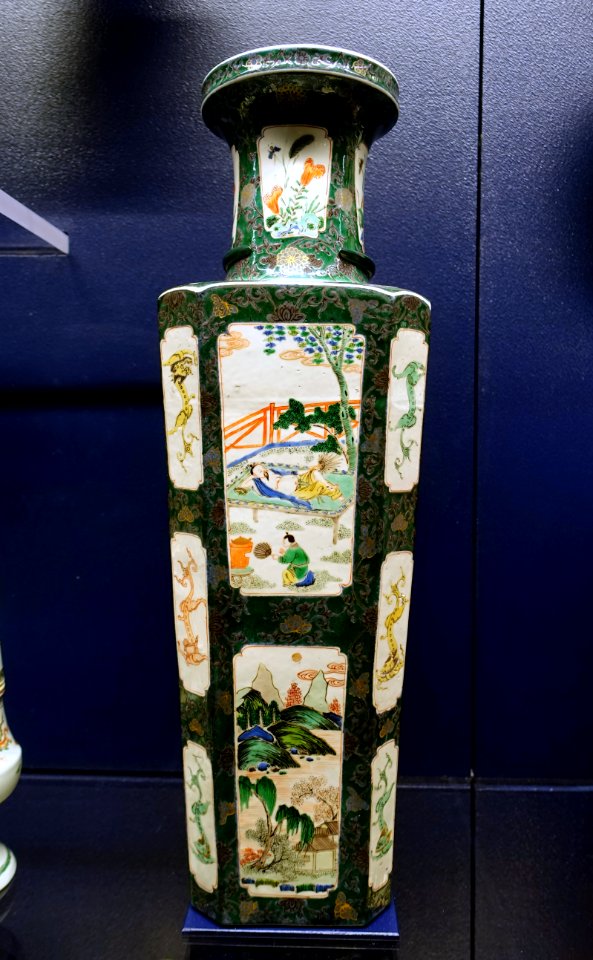 Vase, Jingdezhen, China, c. 1700 AD, porcelain - Peabody Essex Museum - Salem, MA - DSC05168
