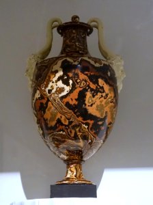 Vase with cream-colored handles, 1769-1780, Queen's ware, solid agate body - Wedgwood Museum - Barlaston, Stoke-on-Trent, England - DSC09658