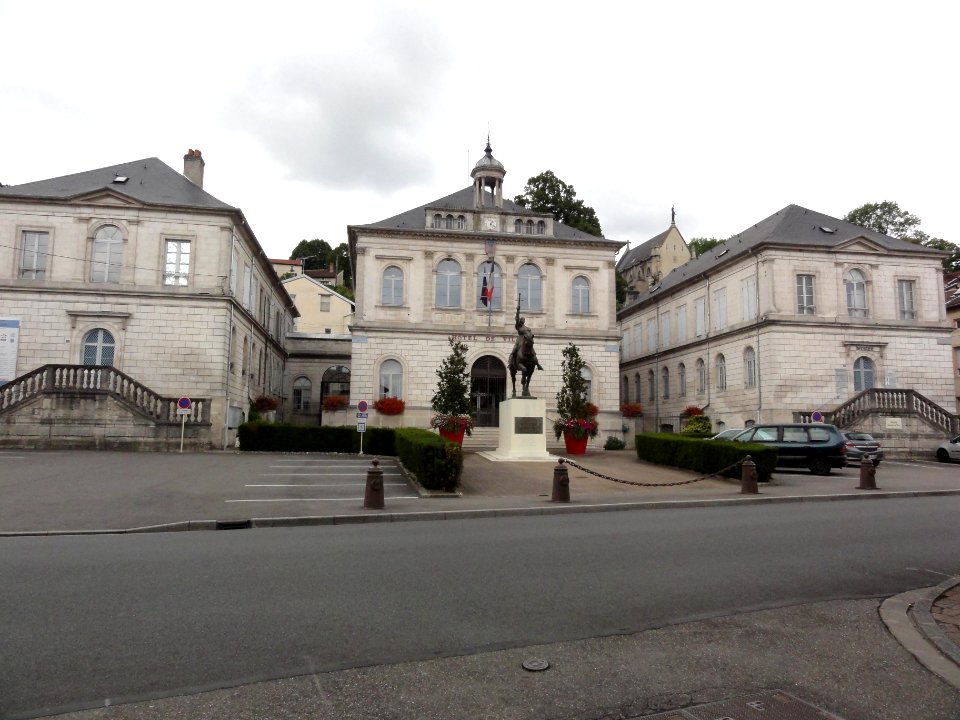 Vaucouleurs (Meuse) mairie et musée (droite)