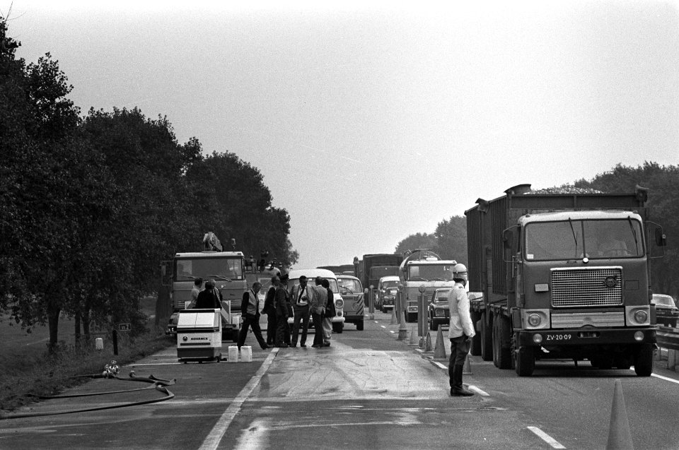 Vaten vaseline stuk gevalen op Rijksweg Utrecht naar Den Haag het glibberige w, Bestanddeelnr 928-1614