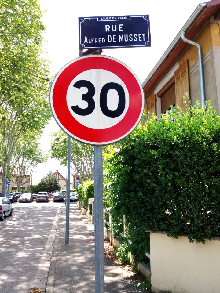Vaulx-en-Velin - Allée de l'Église et panneau, depuis la rue Alfred de Musset