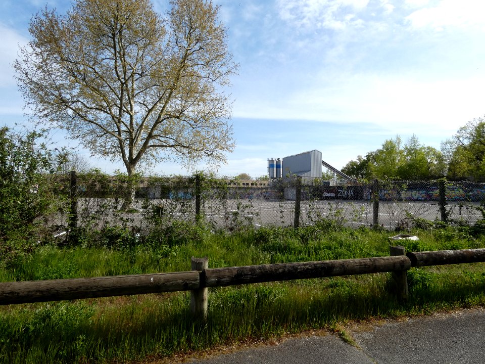 Vaulx-en-Velin - Promenade du parc de Miribel - Parking de la rue du Canal