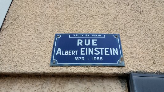 Vaulx-en-Velin - Rue Albert Einstein - Plaque