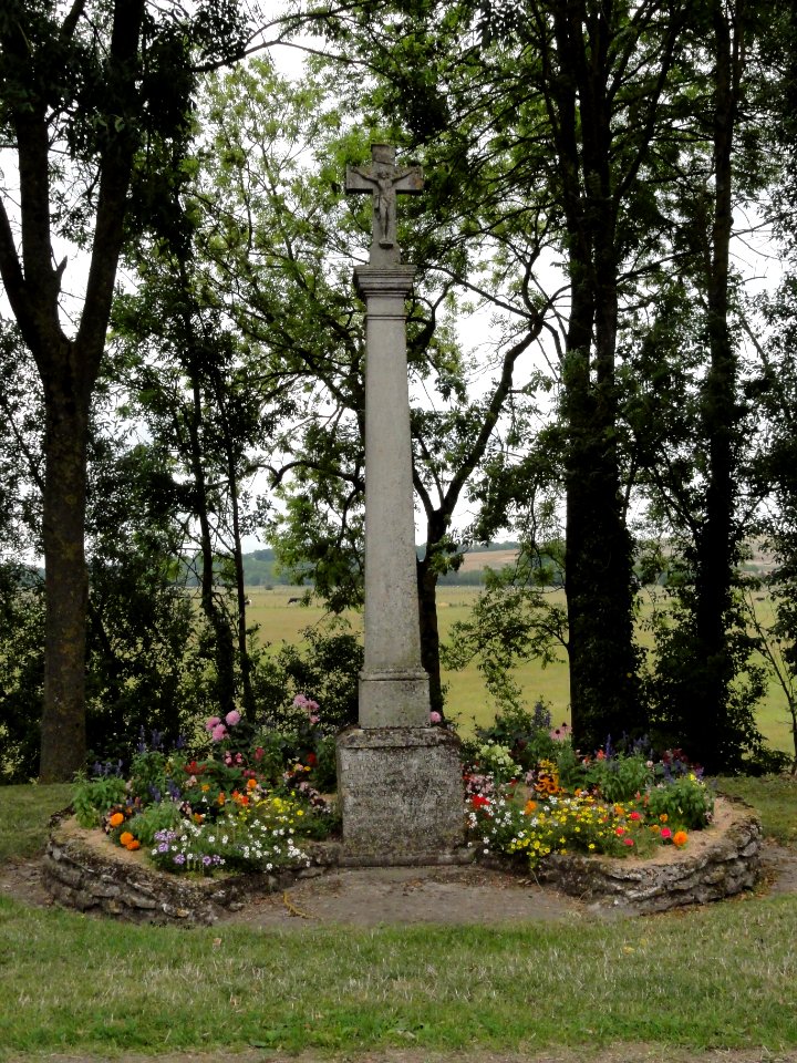 Vaucouleurs (Meuse) croix de chemin