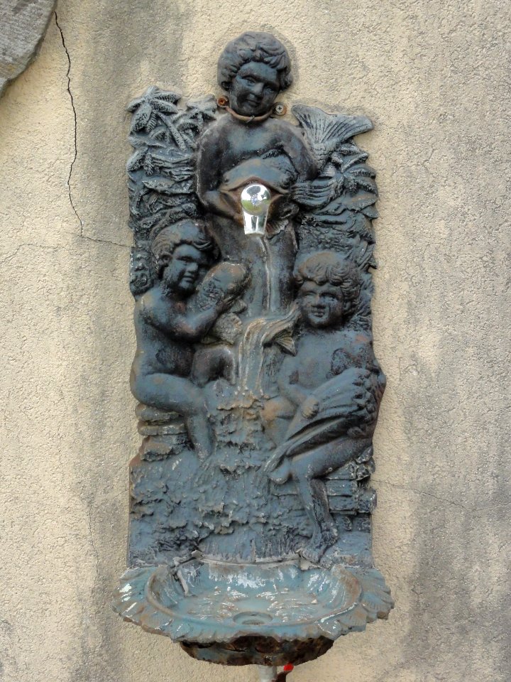 Vaucourt (M-et-M) robinet-fontaine du cimetière