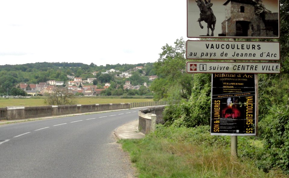 Vaucouleurs (Meuse) à l'approche de la ville