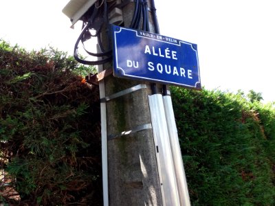 Vaulx-en-Velin - Allée du Square, plaque