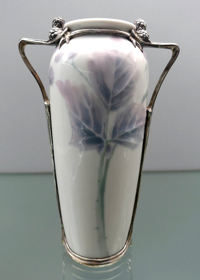 Vase with blackberry, painting by Per Algot Eriksson, Porzellanfabrik Rorstrand, Stockholm, silver by E. Lefebvre, Paris, porcelain and silver - Bröhan Museum, Berlin - DSC04069
