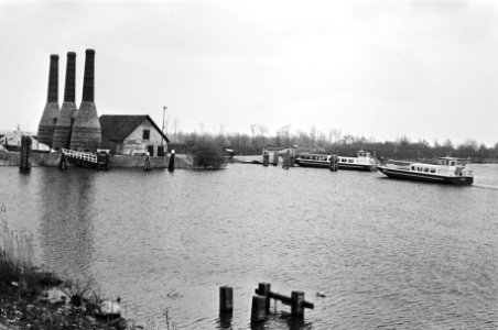 Veerboten bij de aanlegsteigers met links een kalkfabriekje, Bestanddeelnr 932-5753