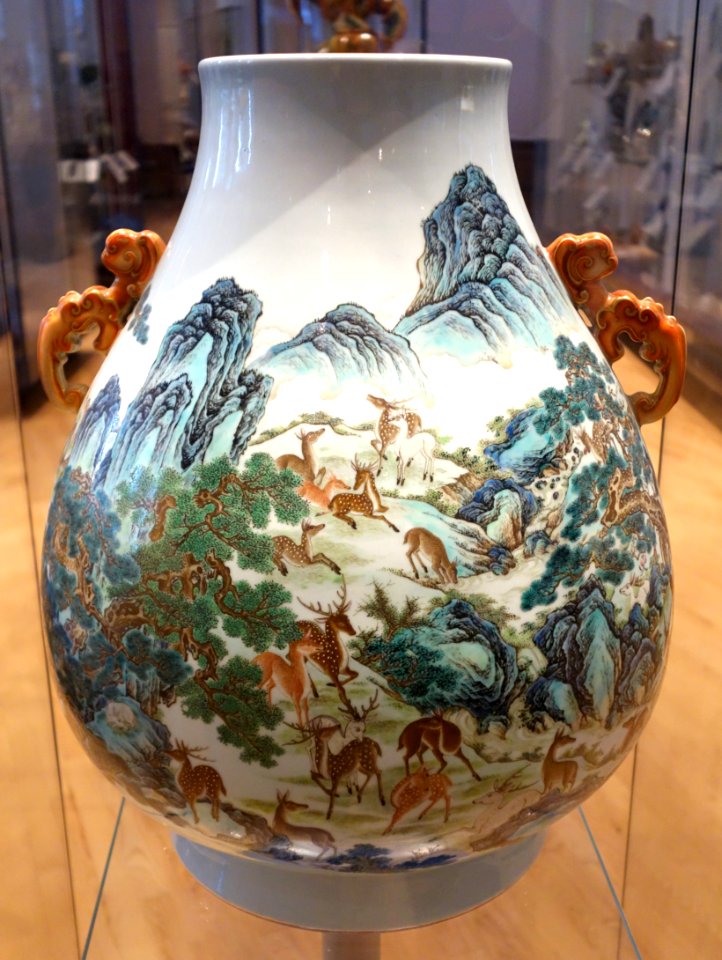 Vase of the Hundred Deer, view 2, China, Qing dynasty, Qianlong period, 1736-1795, porcelain with painted overglaze - Royal Ontario Museum - DSC03999