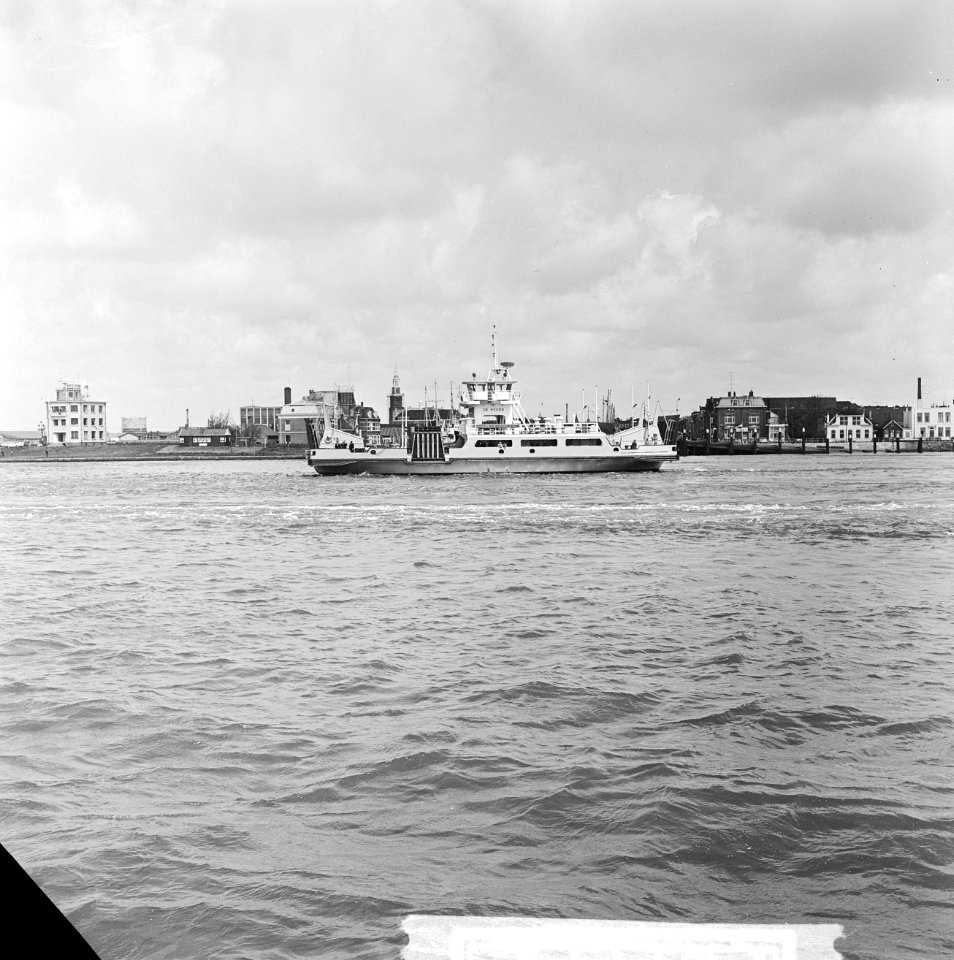 Veer bij Maasluis verbeterd, nieuwe veerboot De Hoorn, Bestanddeelnr 913-9465