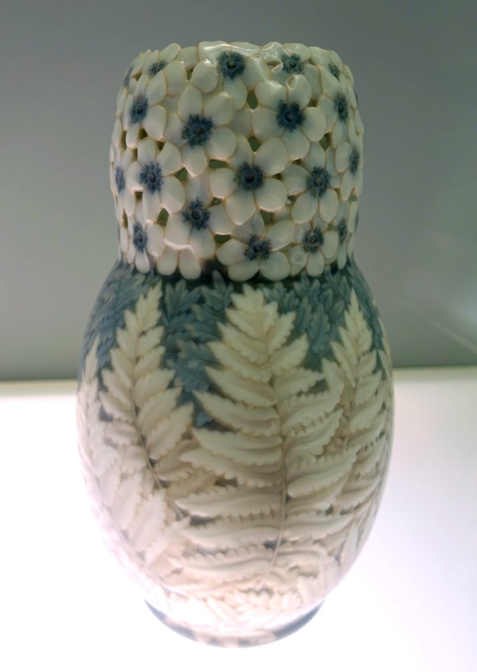 Vase with blossoms and fern leaves, designed and made by Effie Hegermann-Lindencrone, Porzellanmanufaktur Bing & Grondahl, 1907, porcelain - Bröhan Museum, Berlin - DSC04073
