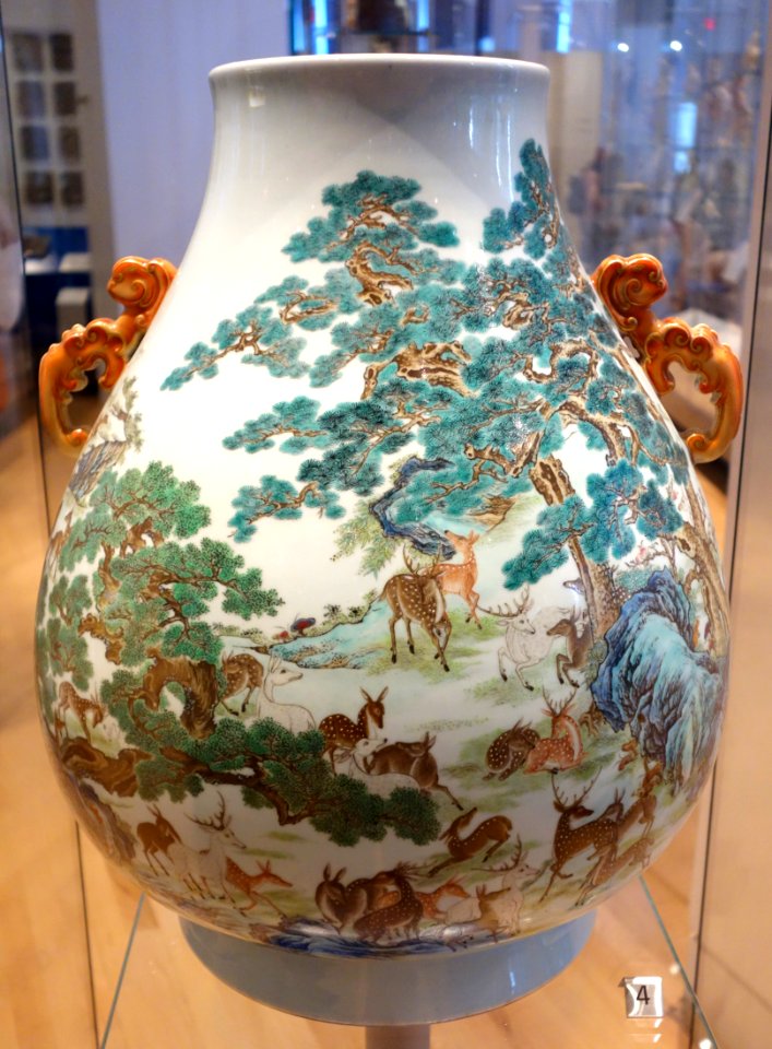 Vase of the Hundred Deer, view 1, China, Qing dynasty, Qianlong period, 1736-1795, porcelain with painted overglaze - Royal Ontario Museum - DSC03998