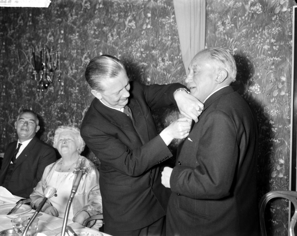 Vaz Dias 80 jaar . Staatssecretaris Scholten speldt de versierselen op bij Vaz D, Bestanddeelnr 912-5183