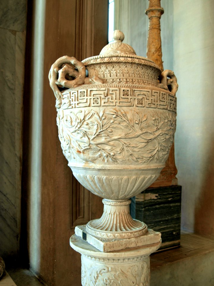 Vase sculpture in the Vatican museum pic2