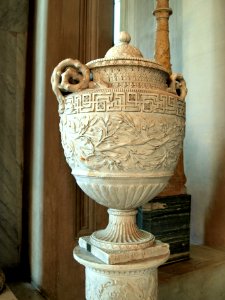 Vase sculpture in the Vatican museum pic2
