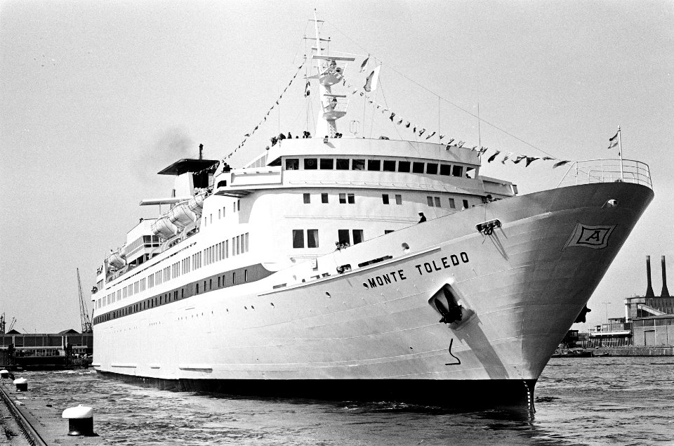Veerboot Monte Toledo in de Amsterdamse haven, Bestanddeelnr 927-9547