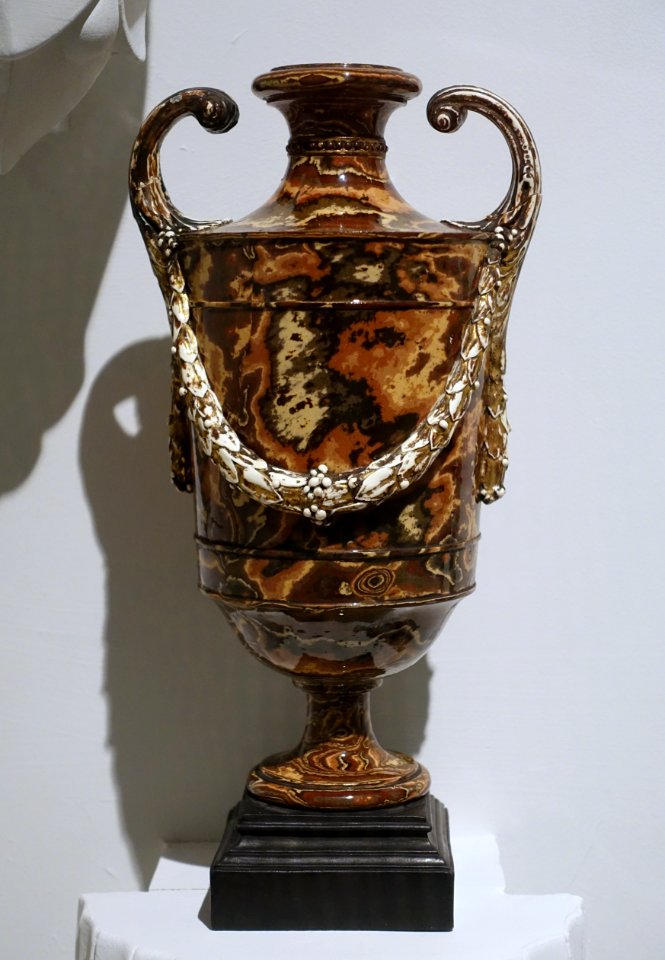 Vase with cream-colored handles and applied swag, 1770-1775, Queen's ware, solid agate body - Wedgwood Museum - Barlaston, Stoke-on-Trent, England - DSC09664