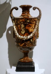 Vase with cream-colored handles and applied swag, 1770-1775, Queen's ware, solid agate body - Wedgwood Museum - Barlaston, Stoke-on-Trent, England - DSC09664