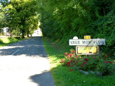 Vaux-Montreuil (Ardennes) city limit sign