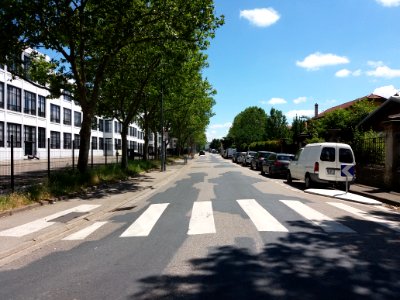 Vaulx-en-Velin - Avenue du Bataillon Carmagnole Liberté, vers l'est, depuis la rue de l'Ancienne Église