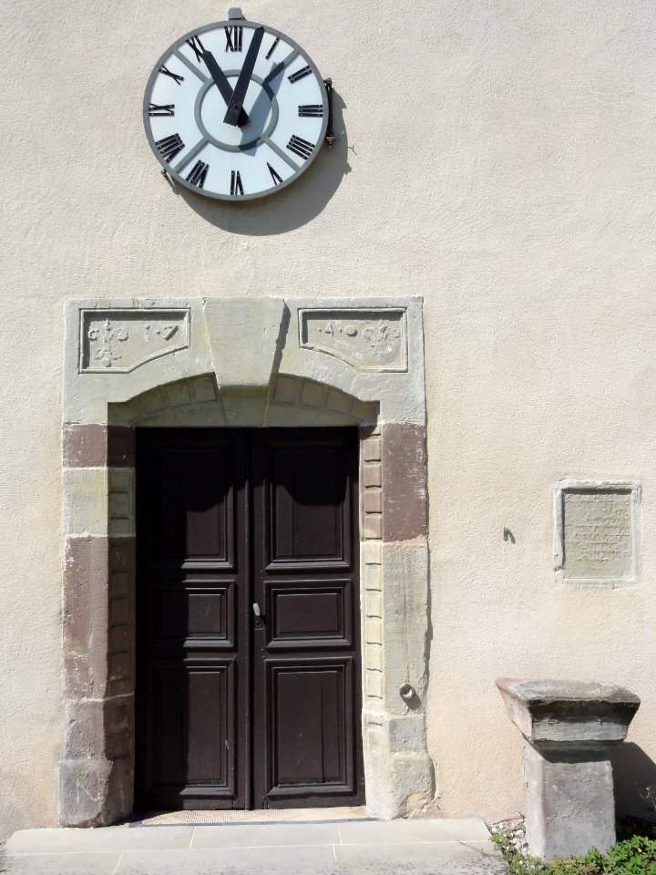 Vaxainville (M-et-M) église (04) entree - horloge