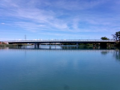 Vaulx-en-Velin - Canal de Jonage - Vue sur le pont de la Soie