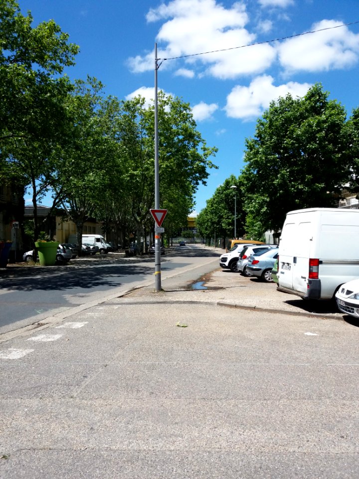 Vaulx-en-Velin - Avenue du Bataillon Carmagnole Liberté, vers l'ouest, depuis la rue du Rail