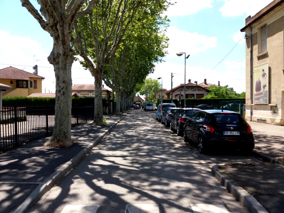 Vaulx-en-Velin - Rue de l'Ancienne Église, depuis l'avenue du Bataillon Carmagnole Liberté