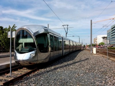 Vaulx-en-Velin - Avenue des Canuts, tramway T3 garé à la station La Soie