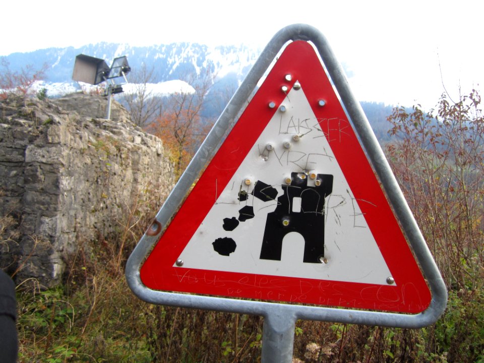Vandalised sign near Château de Montsalvens