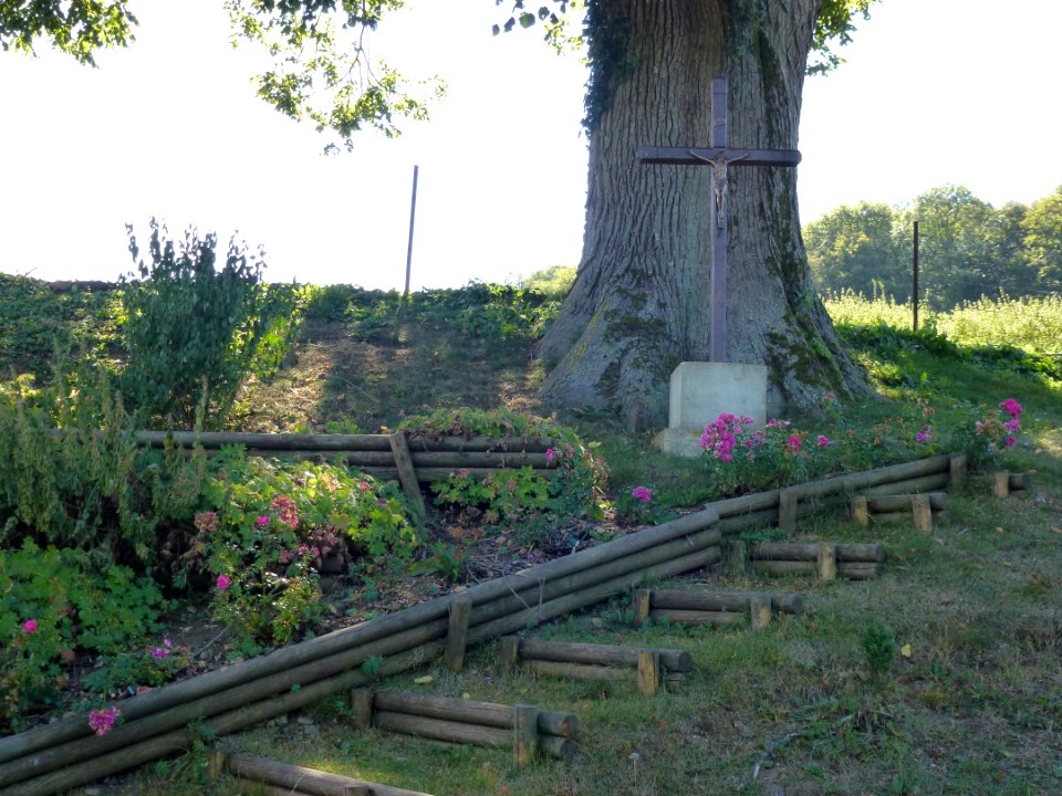 Vaux-Villaine (Ardennes) croix de chemin Vaux