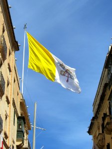 Vatikanflagge in Valletta
