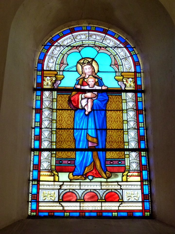 Vaux-Villaine (Ardennes) Église Saint-Remi, vitrail Vierge et Enfant