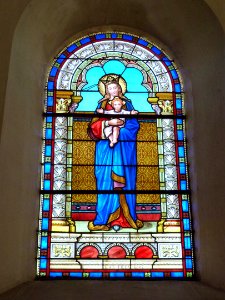 Vaux-Villaine (Ardennes) Église Saint-Remi, vitrail Vierge et Enfant