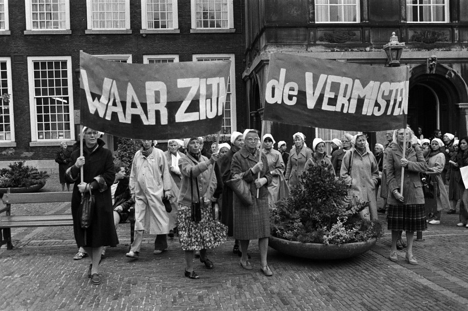 Vandaag op Binnenhof in Den Haag gedemonstreerd uit solidariteit met de zgn. Dwa, Bestanddeelnr 931-0897