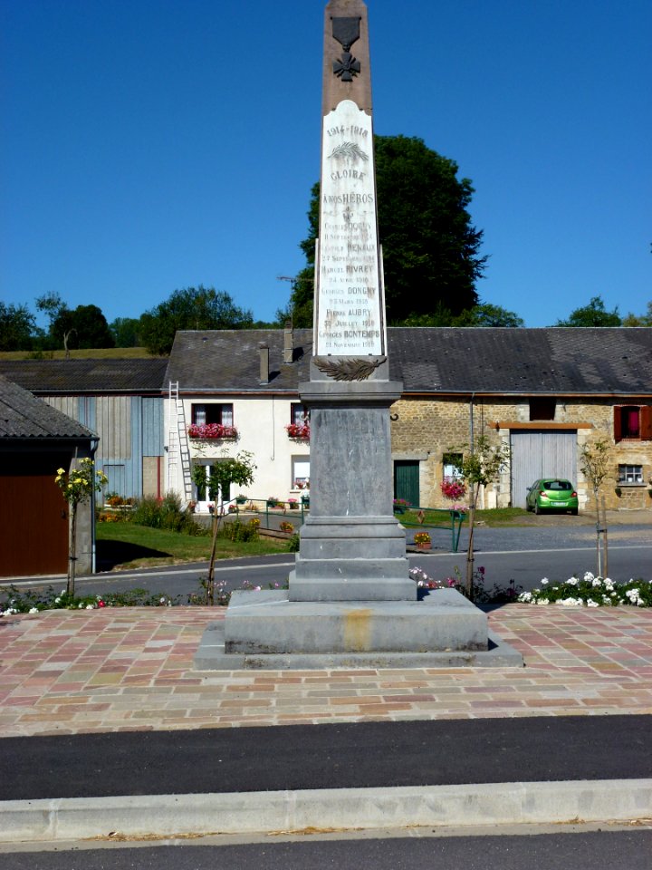 Vaux-Villaine (Ardennes) monument aux morts à Vaux