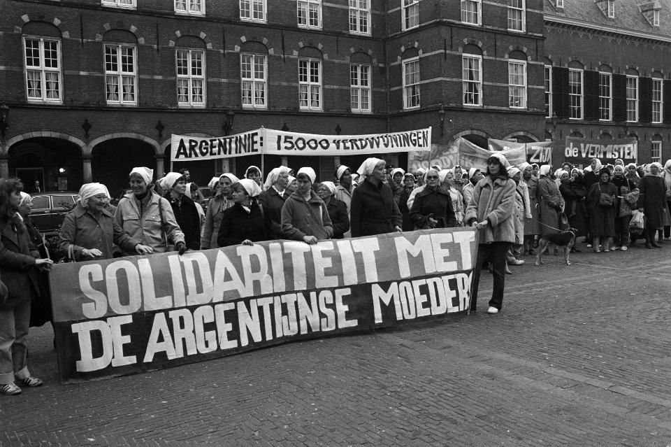 Vandaag op Binnenhof in Den Haag gedemonstreerd uit solidariteit met de zgn. Dwa, Bestanddeelnr 931-0896