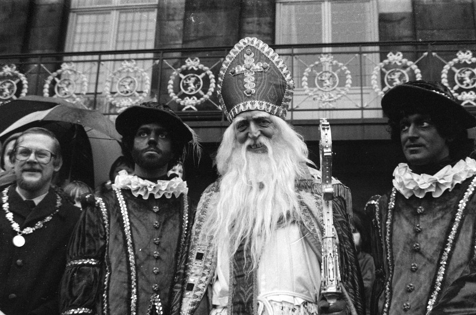 Vandaag is Sinterklaas aangekomen, 24a een wagen uit optocht, 26a Sinterklaas me, Bestanddeelnr 931-1494