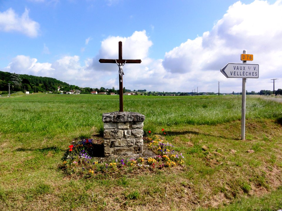 Vaux-sur-Vienne (Vienne) Croix de chemin, Port de Vaux