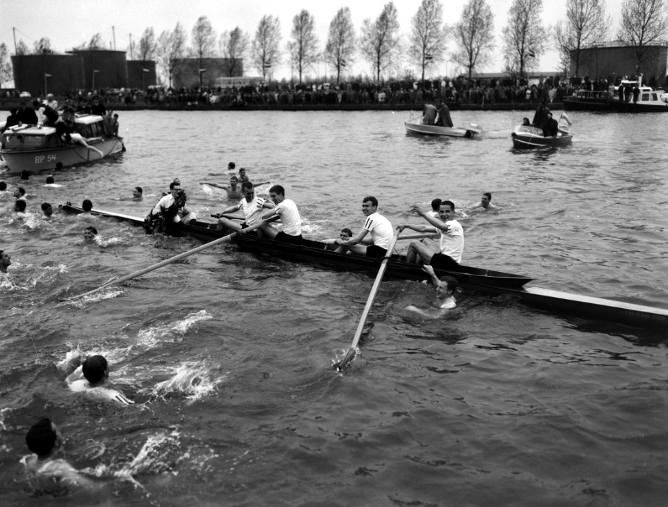 Varsity op Amsterdam-Rijnkanaal (opgewonden supporters), Bestanddeelnr 913-8730
