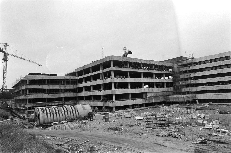 Vandaag hoogste punt bereikt van nieuwbouw van NOS te Hilversum, 16 juni 1978 we, Bestanddeelnr 931-1482