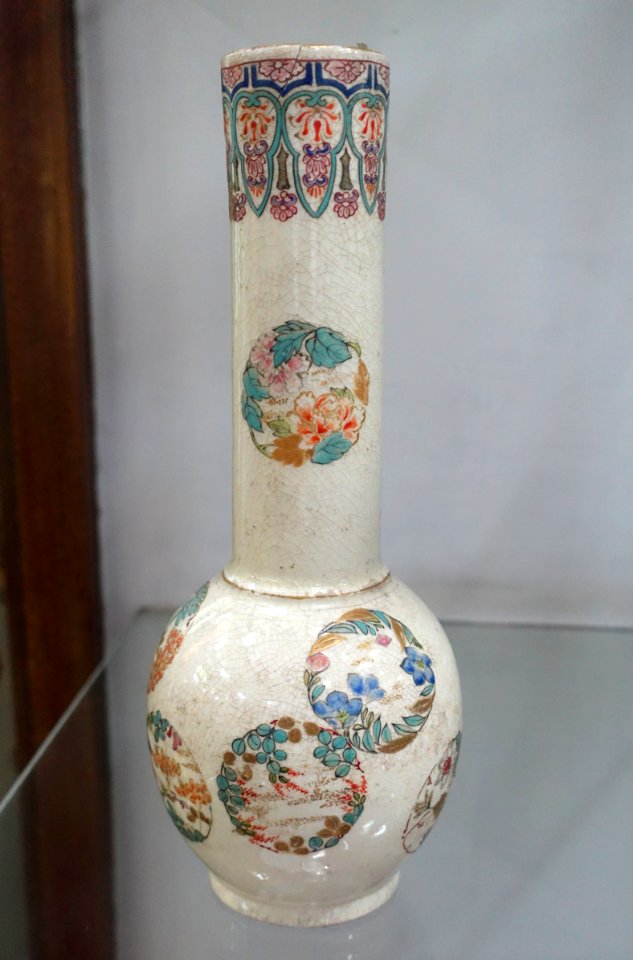 Vase from Japan, 19th century, porcelain - Museum of Vietnamese History - Ho Chi Minh City - DSC05901