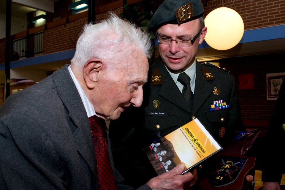 Van-den-broek-overhandigt-de-107-jarige-een-cadeau