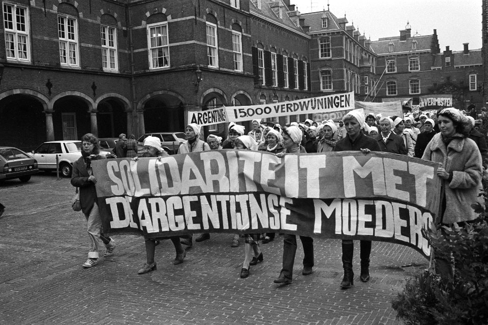 Vandaag op Binnenhof in Den Haag gedemonstreerd uit solidariteit met de zgn. Dwa, Bestanddeelnr 931-0893