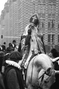 Vandaag is Sinterklaas aangekomen, St. Nicolaas op zijn paard tijdens de intocht, Bestanddeelnr 931-1492