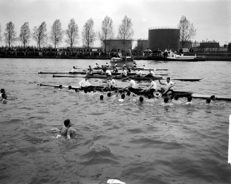 Varsity op Amsterdam-Rijnkanaal (opgewonden supporters), Bestanddeelnr 913-8732